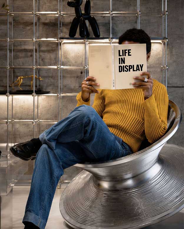 Reading-Room Liabrary or reading room as part of amenities